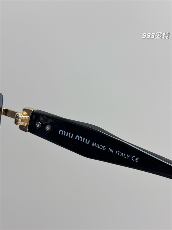 リムレス風 Mモチーフテンプル MIU MIU ミュウミュウ コピー サングラス 話題性抜群