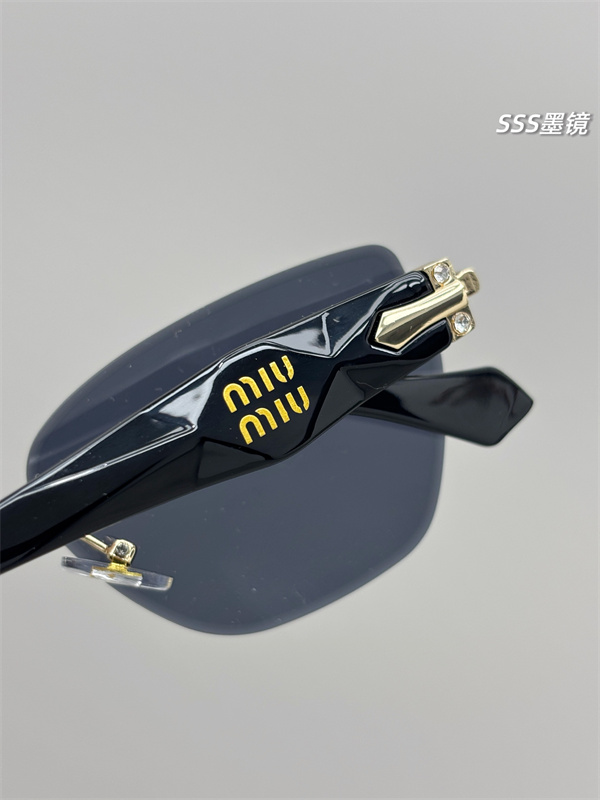リムレス風 Mモチーフテンプル MIU MIU ミュウミュウ コピー サングラス 話題性抜群