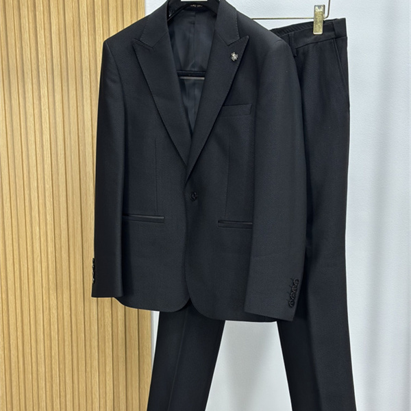 なめらかな風合い 品質重視 DIOR ディオール コピー ビジネススーツ 丁寧な仕立て