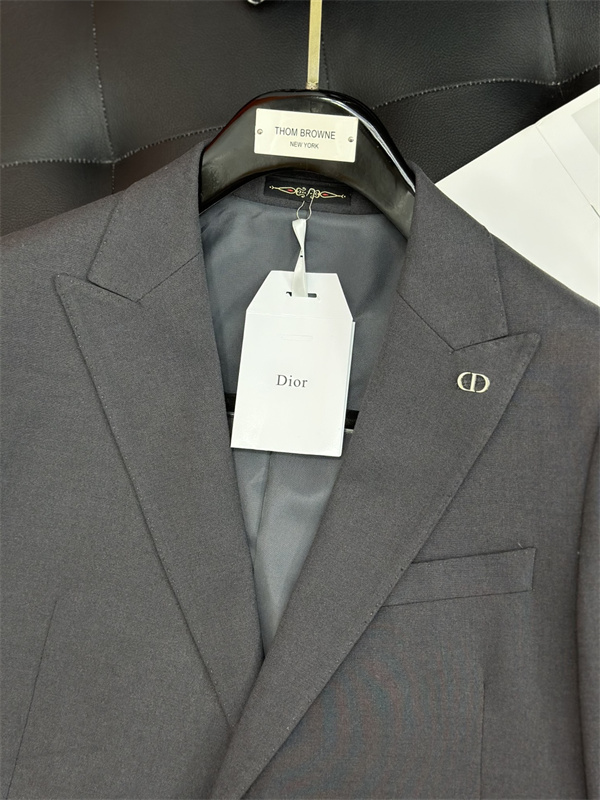 美しいライン 上質な風合い 品質重視 DIOR ディオール コピー ビジネススーツ 丁寧な仕立て