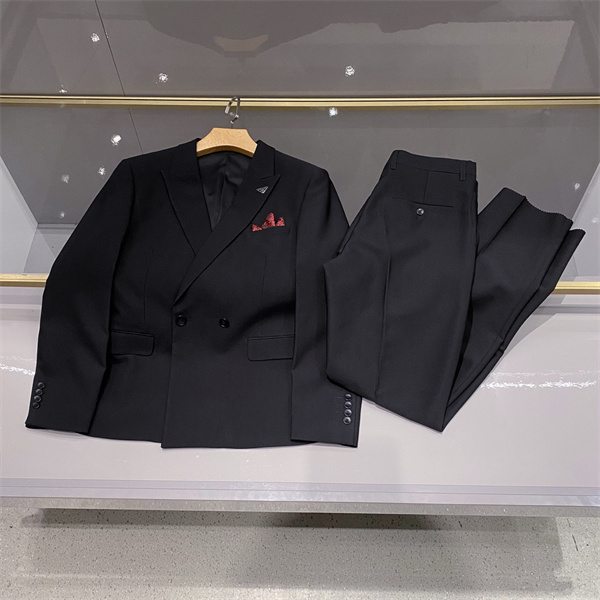 緻密な縫製 なめらかな生地感 美しい落ち感 PRADA プラダ コピー テーラードスーツ 仕立て映え