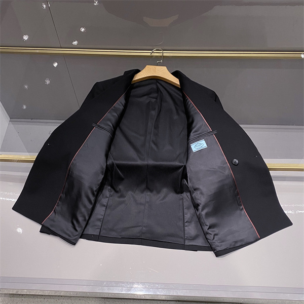 緻密な縫製 なめらかな生地感 美しい落ち感 PRADA プラダ コピー テーラードスーツ 仕立て映え