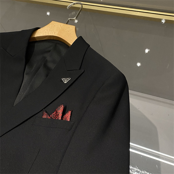 緻密な縫製 なめらかな生地感 美しい落ち感 PRADA プラダ コピー テーラードスーツ 仕立て映え
