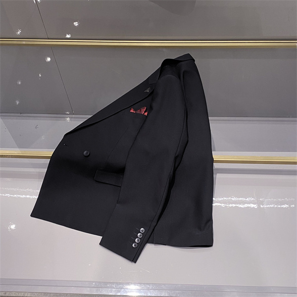 緻密な縫製 なめらかな生地感 美しい落ち感 PRADA プラダ コピー テーラードスーツ 仕立て映え
