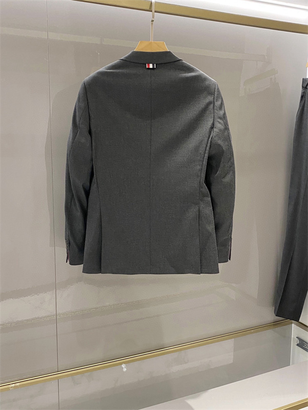 グレートーン シャープな輪郭 都会派スタイル THOM BROWNE トムブラウン コピー スーツセットアップ 2026新作 注目度上昇