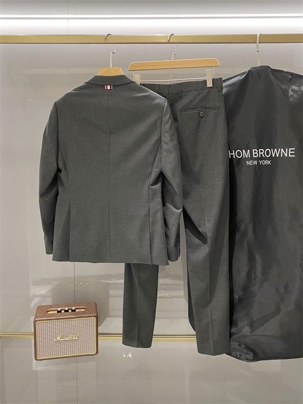 グレートーン シャープな輪郭 都会派スタイル THOM BROWNE トムブラウン コピー スーツセットアップ 2026新作 注目度上昇