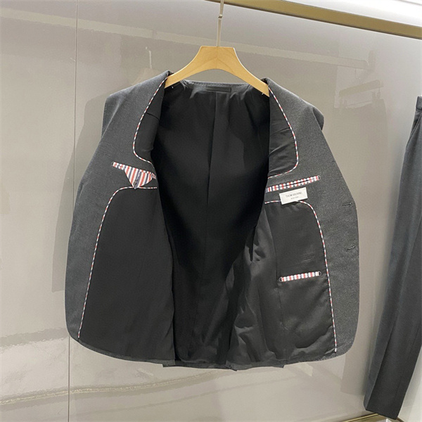 グレートーン シャープな輪郭 都会派スタイル THOM BROWNE トムブラウン コピー スーツセットアップ 2026新作 注目度上昇