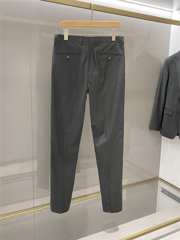 グレートーン シャープな輪郭 都会派スタイル THOM BROWNE トムブラウン コピー スーツセットアップ 2026新作 注目度上昇