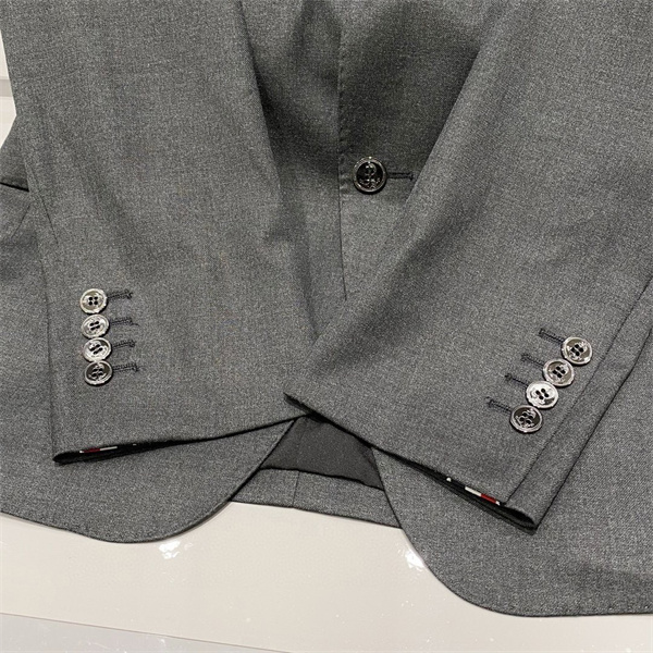 グレートーン シャープな輪郭 都会派スタイル THOM BROWNE トムブラウン コピー スーツセットアップ 2026新作 注目度上昇