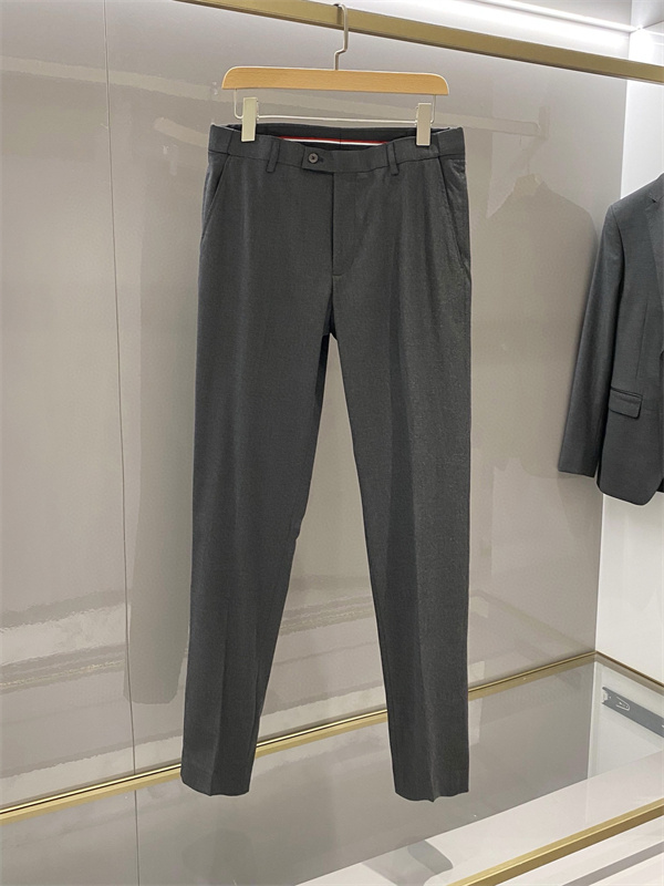 グレートーン シャープな輪郭 都会派スタイル THOM BROWNE トムブラウン コピー スーツセットアップ 2026新作 注目度上昇