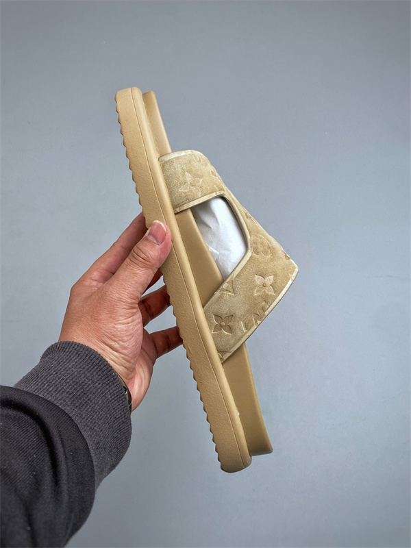 LOUIS VUITTON ルイヴィトン コピー スライドサンダル 新作注目 モノグラム型押し ワイドストラップ