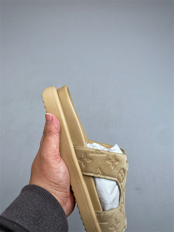LOUIS VUITTON ルイヴィトン コピー スライドサンダル 新作注目 モノグラム型押し ワイドストラップ
