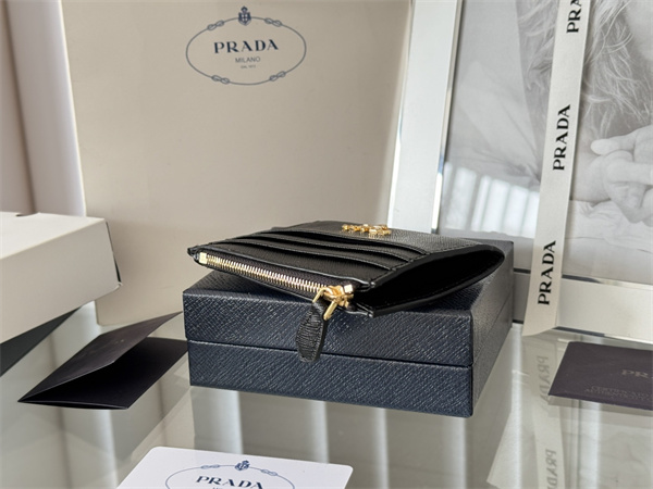 PRADA プラダ コピー フラグメントケース 新作注目 サフィアーノ調 薄型カード収納 ゴールド金具