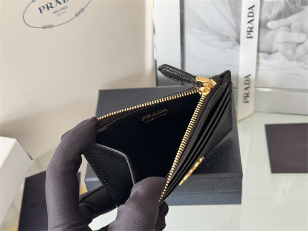 PRADA プラダ コピー フラグメントケース 新作注目 サフィアーノ調 薄型カード収納 ゴールド金具