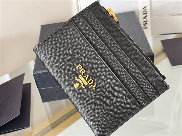 PRADA プラダ コピー フラグメントケース 新作注目 サフィアーノ調 薄型カード収納 ゴールド金具