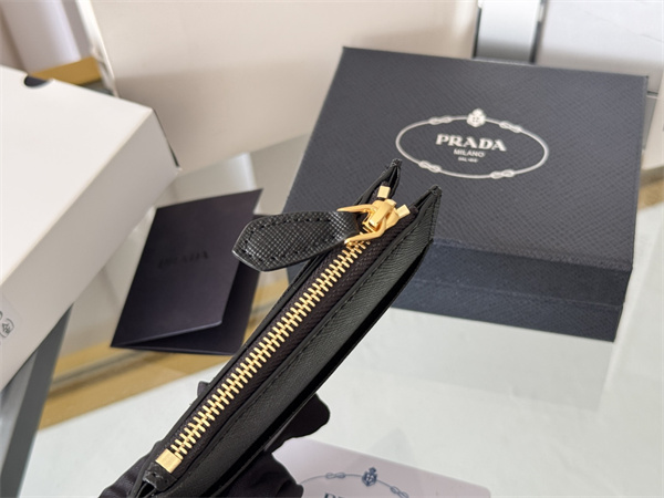 PRADA プラダ コピー フラグメントケース 新作注目 サフィアーノ調 薄型カード収納 ゴールド金具