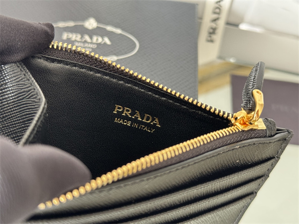 PRADA プラダ コピー フラグメントケース 新作注目 サフィアーノ調 薄型カード収納 ゴールド金具
