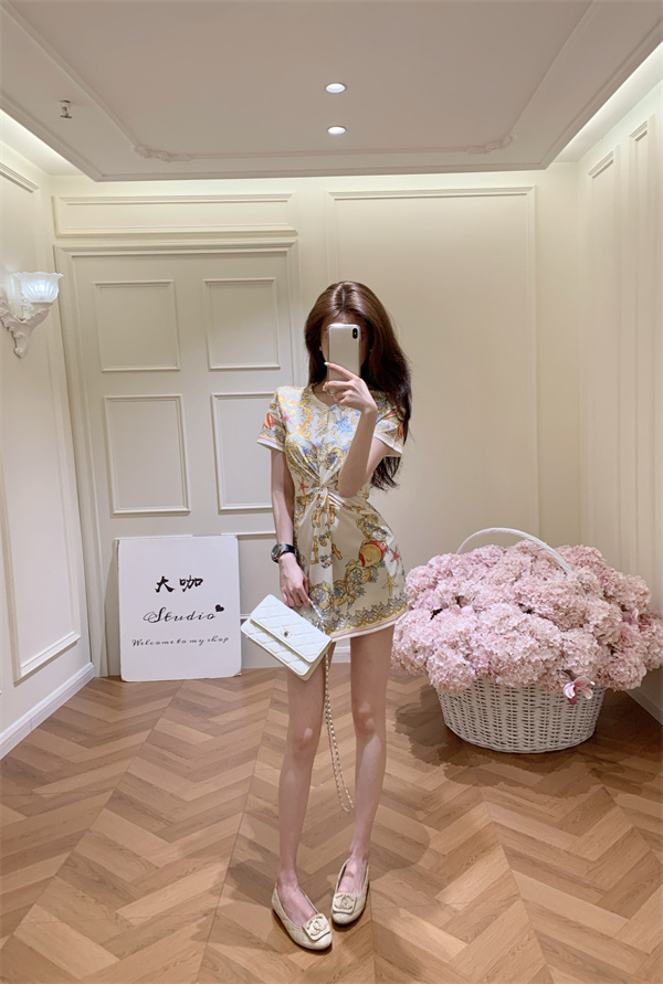 VERSACE ヴェルサーチ コピー 半袖ワンピース 予約注目 バロックプリント ウエストリボン 夏映えスタイル