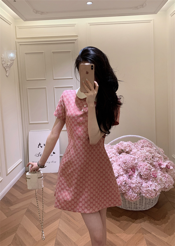 夏季快適 すっきり着映え GUCCI グッチ コピー ポロカラーワンピース ボタンデザイン 柔らかな風合い