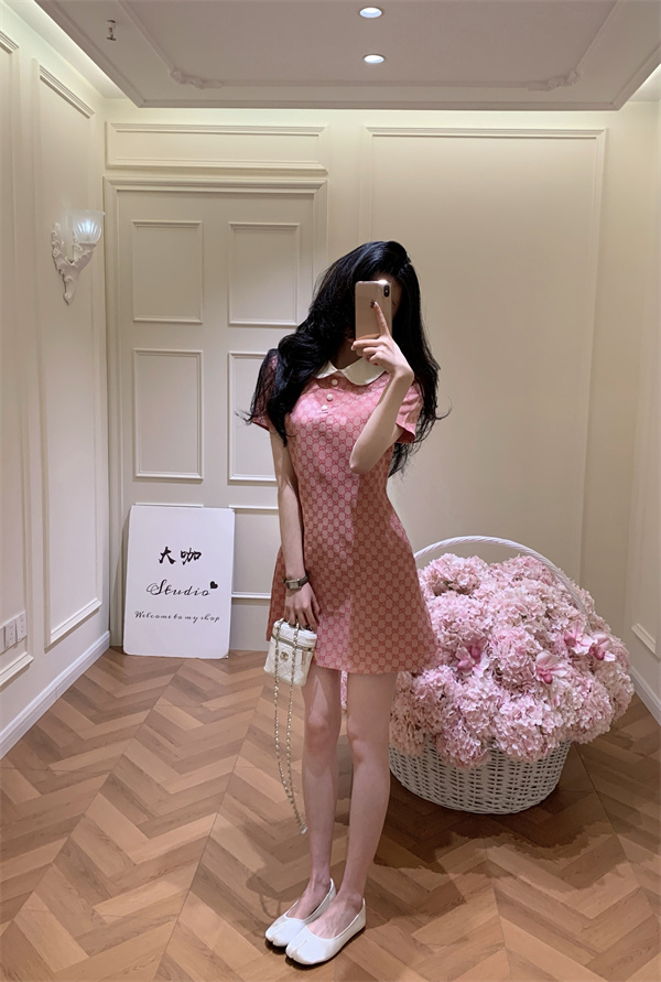 夏季快適 すっきり着映え GUCCI グッチ コピー ポロカラーワンピース ボタンデザイン 柔らかな風合い