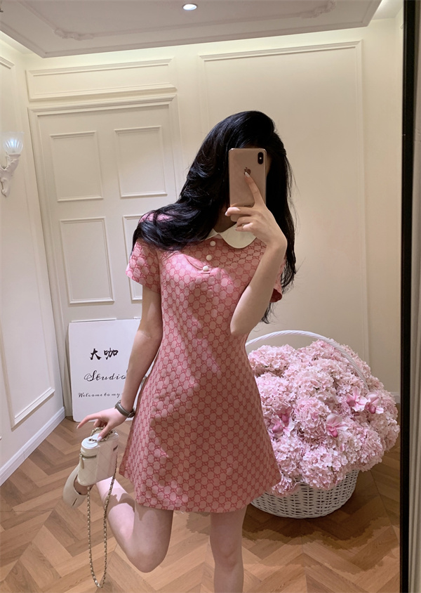 夏季快適 すっきり着映え GUCCI グッチ コピー ポロカラーワンピース ボタンデザイン 柔らかな風合い