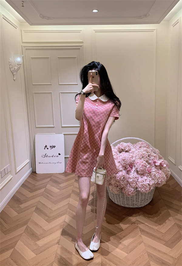 夏季快適 すっきり着映え GUCCI グッチ コピー ポロカラーワンピース ボタンデザイン 柔らかな風合い