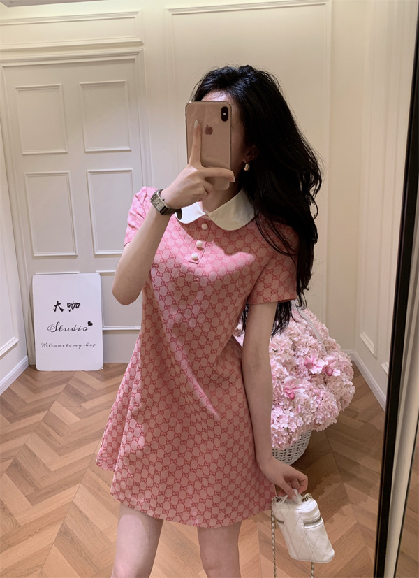 夏季快適 すっきり着映え GUCCI グッチ コピー ポロカラーワンピース ボタンデザイン 柔らかな風合い