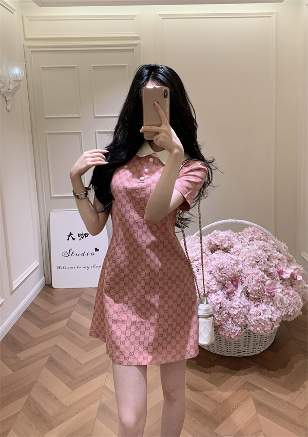 夏季快適 すっきり着映え GUCCI グッチ コピー ポロカラーワンピース ボタンデザイン 柔らかな風合い