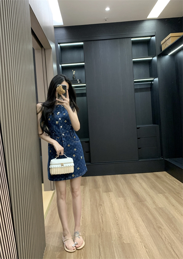 売れ筋候補 メタルボタン ポケット付き LOUIS VUITTON ルイヴィトン コピー ノースリーブデニムワンピース すっきりシルエット