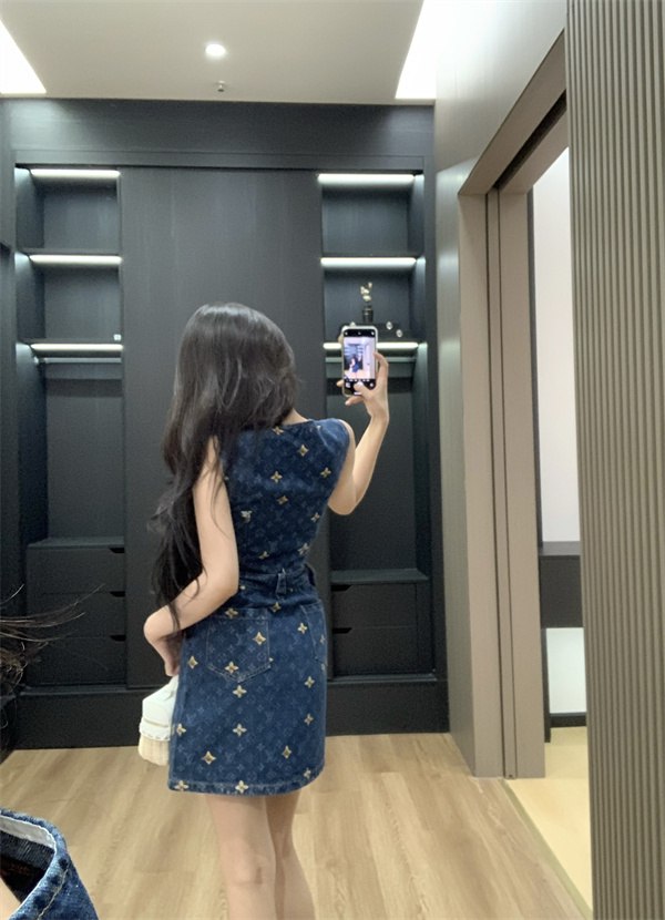 売れ筋候補 メタルボタン ポケット付き LOUIS VUITTON ルイヴィトン コピー ノースリーブデニムワンピース すっきりシルエット