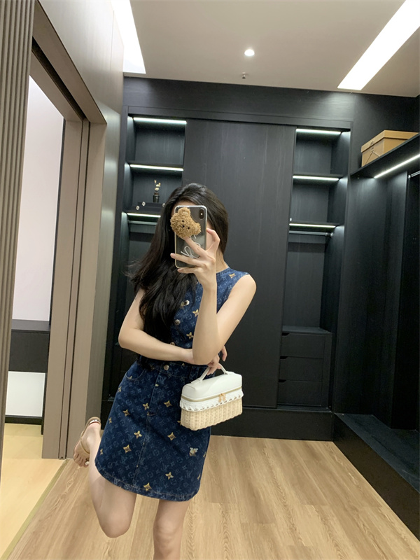 売れ筋候補 メタルボタン ポケット付き LOUIS VUITTON ルイヴィトン コピー ノースリーブデニムワンピース すっきりシルエット