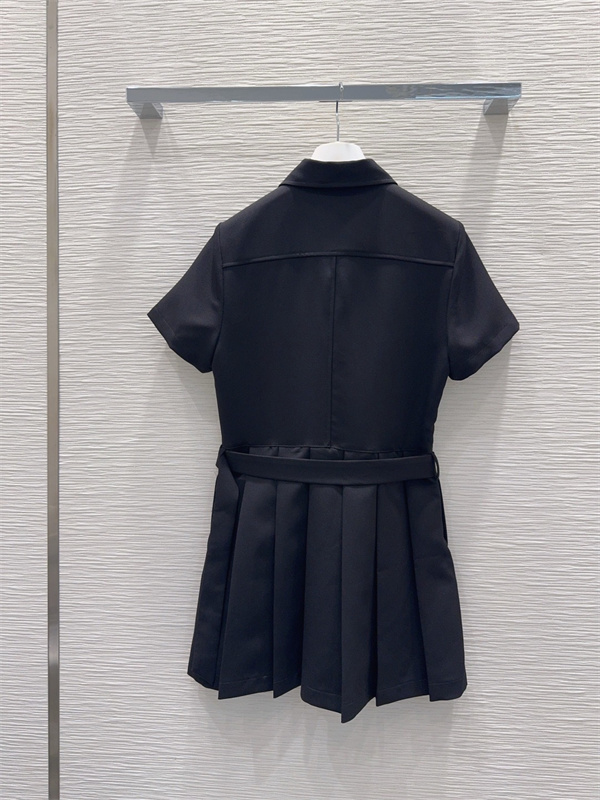LOEWE ロエベ コピー 半袖ポロワンピース 注目モデル アナグラム刺繍 ベルト付き プリーツシルエット 2色展開