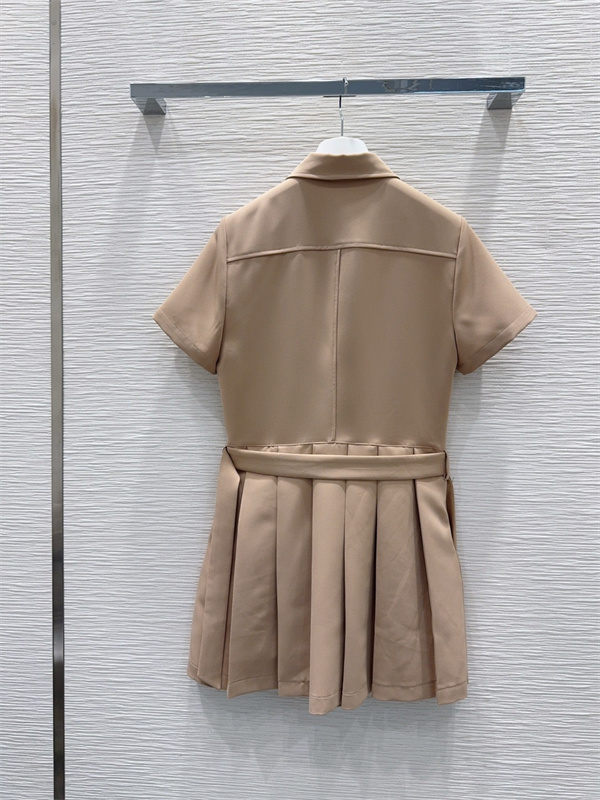 LOEWE ロエベ コピー 半袖ポロワンピース 注目モデル アナグラム刺繍 ベルト付き プリーツシルエット 2色展開