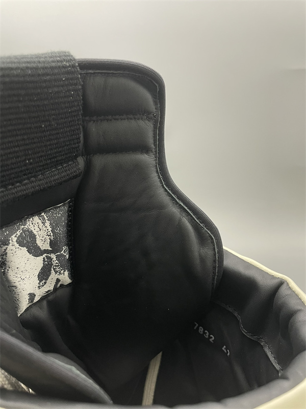  バイカラー切替 ボリュームソール RICK OWENS リック・オウエンス コピー 厚底ロングハイカットスニーカー 未来的モード 視線集中