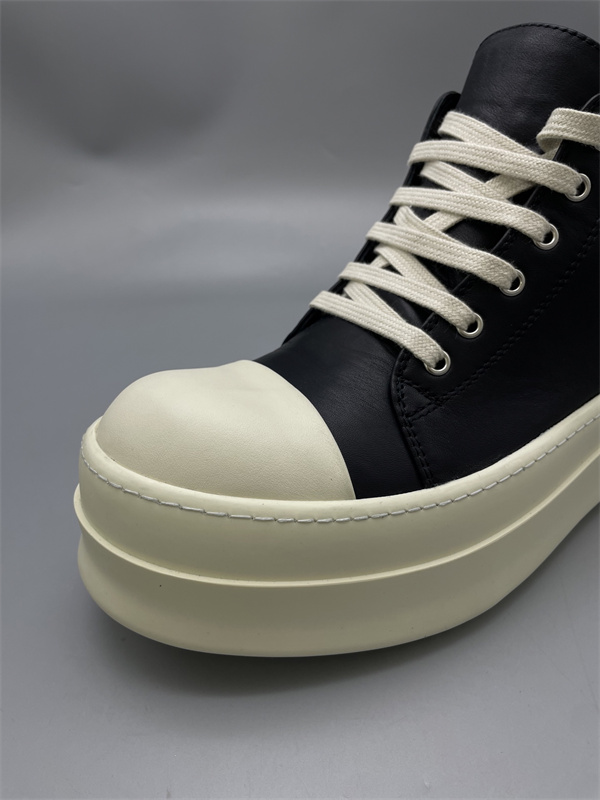 モノトーン配色 RICK OWENS リック・オウエンス コピー 厚底ローカットスニーカー 端正なボリュームフォルム 定番人気