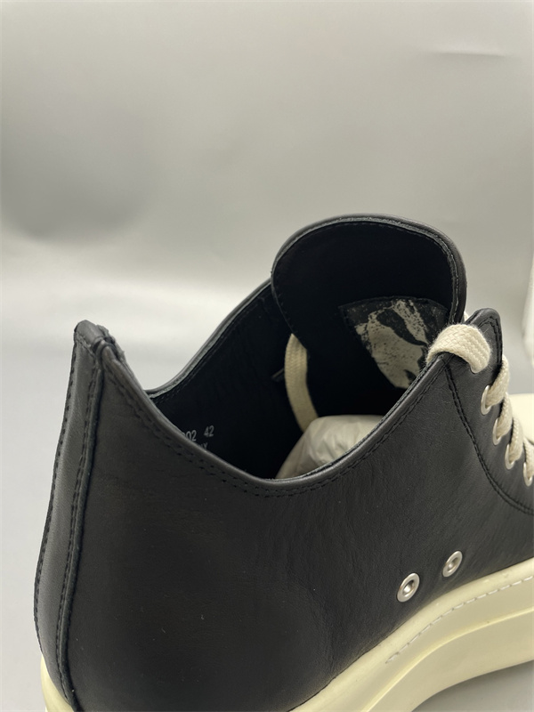 モノトーン配色 RICK OWENS リック・オウエンス コピー 厚底ローカットスニーカー 端正なボリュームフォルム 定番人気