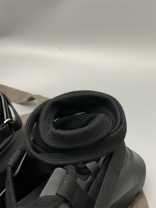 多重ストラップ RICK OWENS リック・オウエンス コピー レースアップサンダル 立体感あふれるモデル 話題先取り