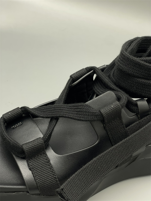 多重ストラップ RICK OWENS リック・オウエンス コピー レースアップサンダル 立体感あふれるモデル 話題先取り