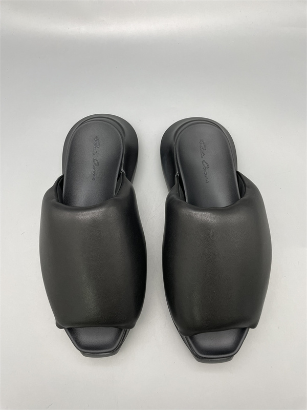 ワイドストラップ 安定ソール 洗練シルエット RICK OWENS リック・オウエンス コピー レザーミュール デイリー対応 足元更新