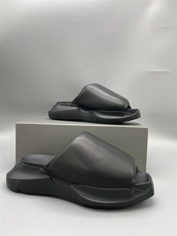 ワイドストラップ 安定ソール 洗練シルエット RICK OWENS リック・オウエンス コピー レザーミュール デイリー対応 足元更新