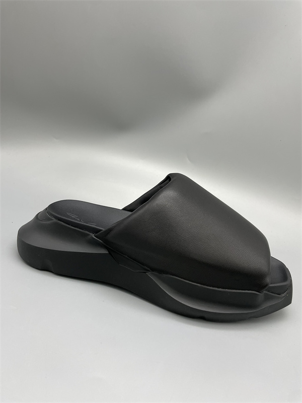 ワイドストラップ 安定ソール 洗練シルエット RICK OWENS リック・オウエンス コピー レザーミュール デイリー対応 足元更新