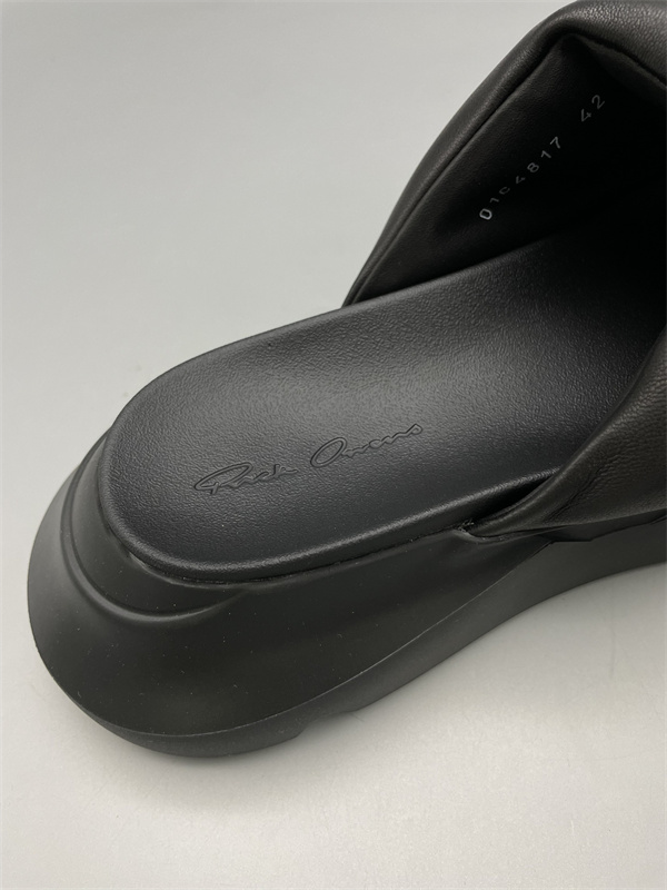 ワイドストラップ 安定ソール 洗練シルエット RICK OWENS リック・オウエンス コピー レザーミュール デイリー対応 足元更新