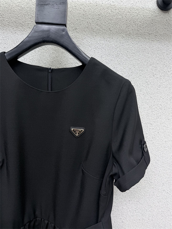 PRADA プラダ コピー 半袖ミニワンピース 注目度急伸 トライアングルプレート ウエストリボン 2色展開