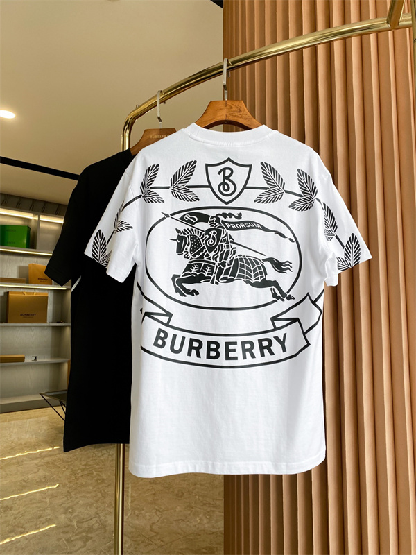 グラフィック映え メンズTシャツ フロントミニロゴ BURBERRY バーバリー コピー 半袖Tシャツ 大胆バックデザイン