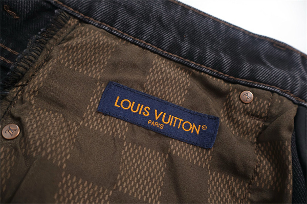 品質映え ストレートジーンズ レザーパッチ 五つポケット LOUIS VUITTON ルイヴィトン コピー デニムパンツ 端正ロングライン