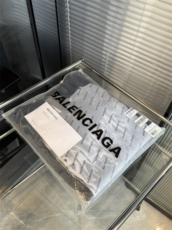 ストリート主役 ロゴフーディー 大判フォトプリント ドロップショルダー BALENCIAGA バレンシアガ コピー プルオーバーパーカー カンガルーポケット