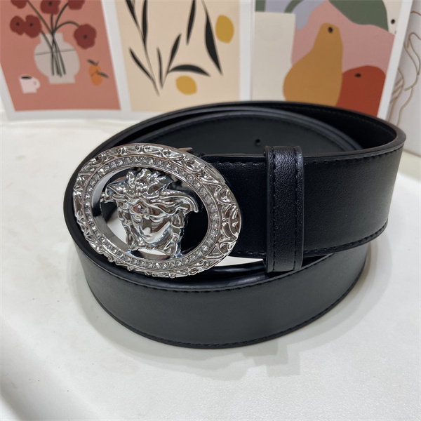 品質感際立つ VERSACE ヴェルサーチ コピー レザーベルト メデューサモチーフ 重厚メタルバックル 大人の装い