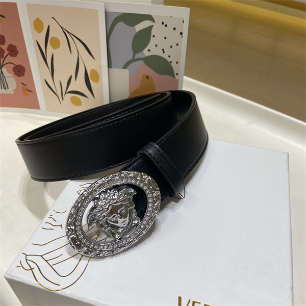 品質感際立つ VERSACE ヴェルサーチ コピー レザーベルト メデューサモチーフ 重厚メタルバックル 大人の装い