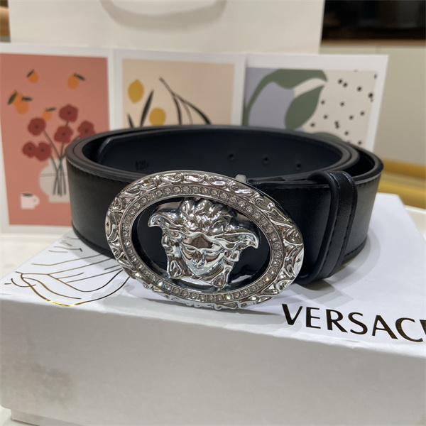 品質感際立つ VERSACE ヴェルサーチ コピー レザーベルト メデューサモチーフ 重厚メタルバックル 大人の装い
