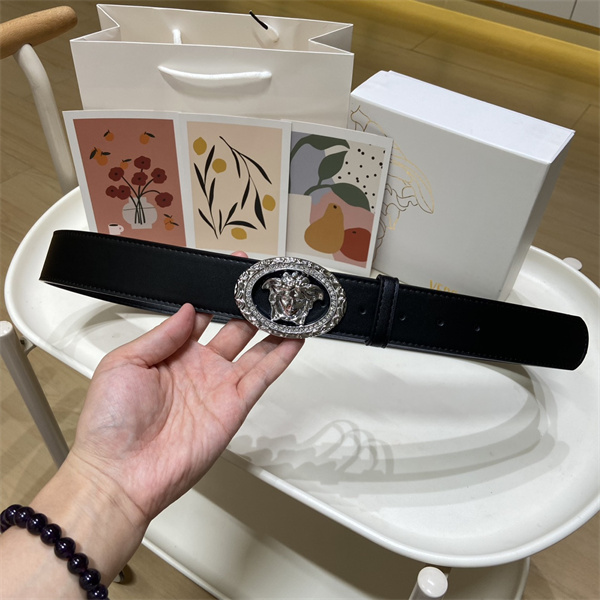 品質感際立つ VERSACE ヴェルサーチ コピー レザーベルト メデューサモチーフ 重厚メタルバックル 大人の装い